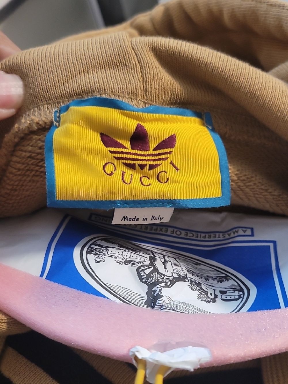 Gucci Tan Cropped Hoodie with Black Logo - Picture 6 of 6